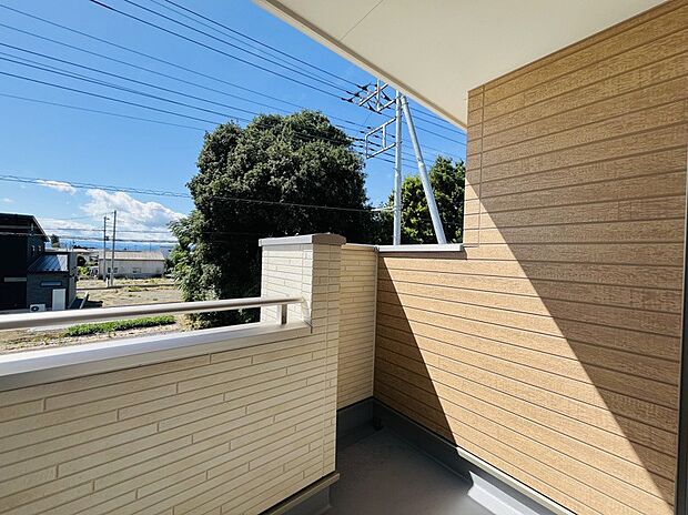 【【1号棟 インナーバルコニー】】屋根が深くかかり、安心感のあるバルコニーです。忙しい日々の中で、バルコニーに出てほっとひと息つくなど、暮らしの中にゆとりが生まれる空間です。