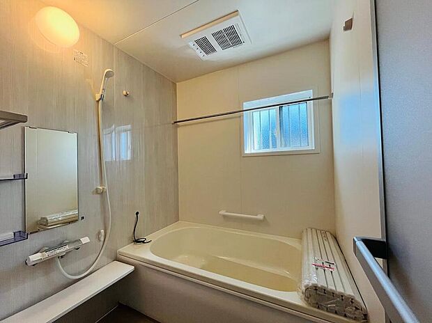 【【1号棟 浴室】】シンプルなデザインの浴室です。必要な機能が備わり、日々快適にご使用いただけます。小窓が配置され換気できるので、浴室を清潔に保つことが可能です!