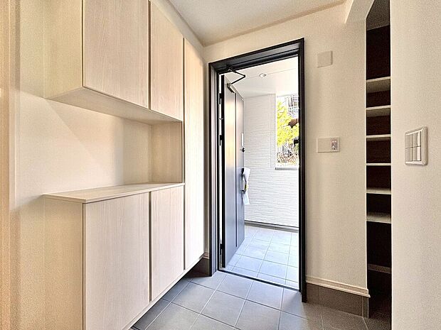 【さいたま市緑区中尾1号棟　　玄関】ハーモニックホワイトのシューズBOXは玄関を明るく演出