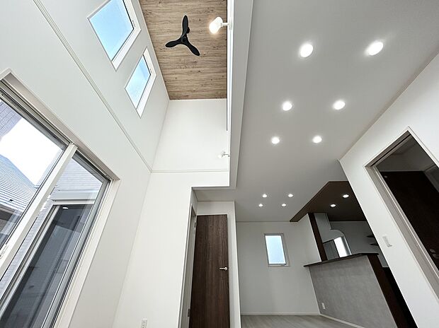 【さいたま市緑区三室】開放感あふれる一部吹抜けリビングにファンを設置!空気を優しく循環させ、快適で心地よい住空間のお手伝い!!