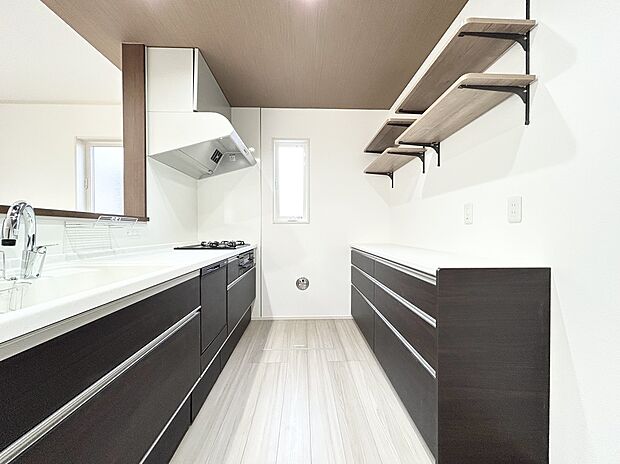 【さいたま市緑区三室】収納力のい優れたカップボード付きのキッチン!!食器や調理家電もすっきり収まり、機能性と美しさを兼ね備えています。