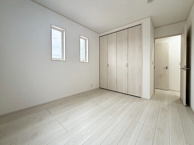 【【2号棟 5.7帖洋室】】2面採光で1人でゆったり過ごす時間を明るく照らしてくれます。空気の通り道も作ってくれるため、気持ちのいい風が入ってきますね♪