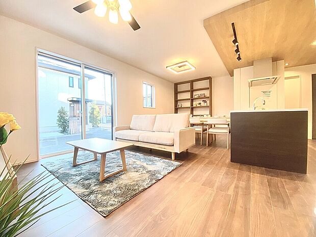 【内観プラン例】リビングダイニング※同仕様同形状　　　　　　　　　　　　　　16帖の明るく広々としたリビングは、ソファーなどの家具を置いてもゆとりあるスペースを保てます。