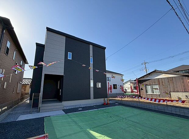 【【2号棟　外観】】北側道路に接道し、通りから見えない南側にお庭とリビングがありプライバシーが確保されています！
家族でゆっくりお食事もプールもバーベキューも人目を気にせずのびのび楽しめます♪