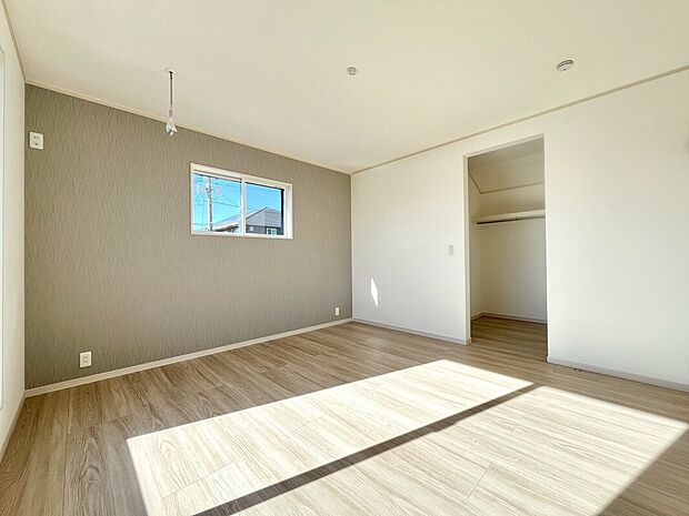 【【1号棟　洋室】】8.0帖の洋室はウォークインクローゼット付き！室内物干し金具があるので花粉の時期や室内干しのお洋服も干せます！