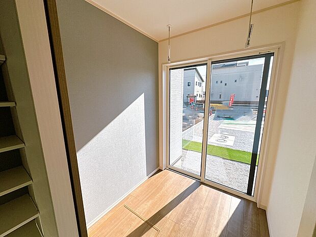 【【１号棟：物干しコーナー】】共働きで洗濯物が外に干せない方には嬉しい！陽当たりが良いので洗濯物がすっきりと乾いちゃいます。(2025年12月11日撮影）