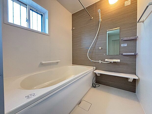 【【浴室】】浴室　浴室にあるカウンターは簡単に取り外しができお掃除ラクラク！ベンチタイプの浴槽は半身浴やお子様と一緒に入浴できます。さらに浴室暖房乾燥機付きで湿気対策や雨の日のお洗濯も快適！