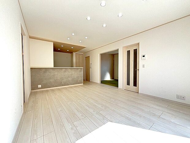 【【リビング】】リビング　ご家族で過ごす時間が一番長いLDKは15.6帖。ソファーやダイニングテーブルを置いてもゆとりがあります。さらに和室の扉を開けると計20.1帖の大空間が広がります！