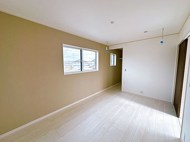 【【主寝室】】6.8帖の主寝室はアクセントクロスが落ち着いた雰囲気を演出しております。室内用物干金物があり、人目を気にせずお洗濯物を干すことができます。(2025年11月2日撮影)