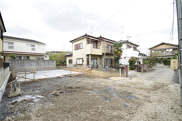 【【前面道路含む現地写真】】土地55.9坪！駐車場やお庭も確保！
前面道路は幅4.2ｍあり、お車の出し入れもスムーズに行えます♪（2025年10月5日撮影）