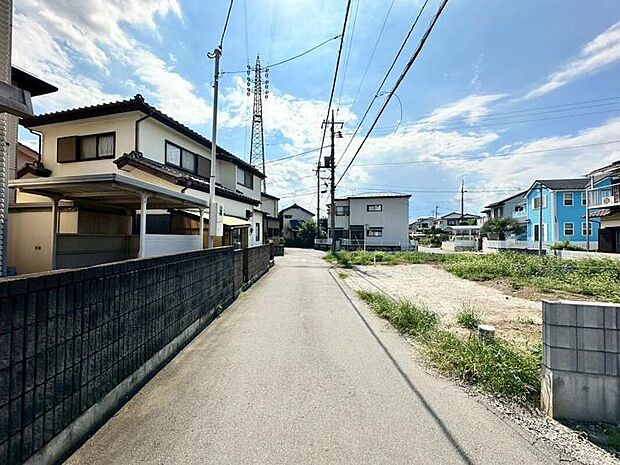 【【前面道路】】幅員4.0ｍあり、お車の出し入れもスムーズに行えます！(2025.08.15撮影)