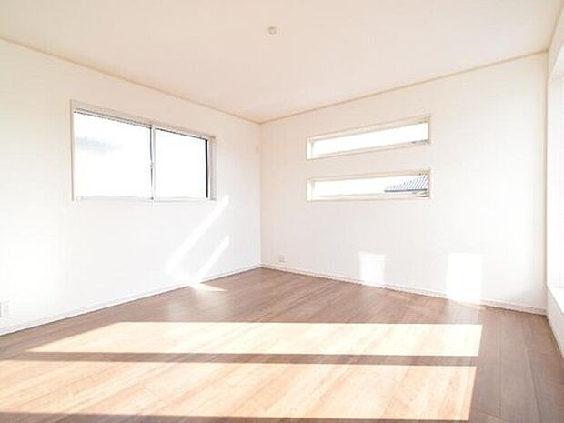 【【１号棟：主寝室】】窓からの明るい光が包み込む、心地よい8帖の洋室です！ウォークインクローゼットが備え付けられ、洋服や季節外家電などすっきりと収まります！