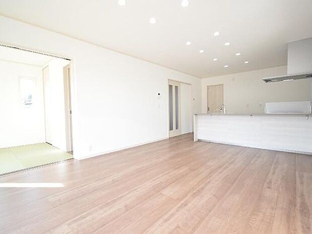 【【１号棟：リビング】】16帖のLDKは、明るく優しい雰囲気のインテリアを採用し、ご家族のくつろぎの空間になります！4.5帖の和室とつなげて使うことができ、より広く、快適にお過ごしいただけます。