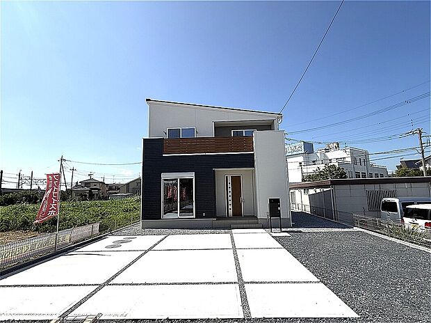 【【2号棟:現地外観写真】】南側に広々とした駐車スペースがあります。東側も境界まで距離がありますので日当たりも良好です。