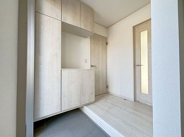 【【玄関】 】広い玄関には約50足収納可能なシューズボックスが標準装備!棚の高さが変えられるので、ブーツや長靴なども収納できます。