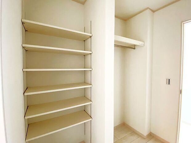 【【ファミリークローク】】 脱衣室の隣にあるファミリークロークにはご家族分が収まる稼働棚も設えてありますので使い勝手が良くなっています。ハンガーパイプも設えました!