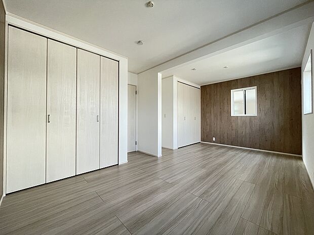 【7号棟 洋室】10.4帖の洋室は将来2部屋に分けて使うことができるフレキシブルルームになっているので、ご家族が増えたり、仕事部屋が必要になったときに便利に使うことができます。
