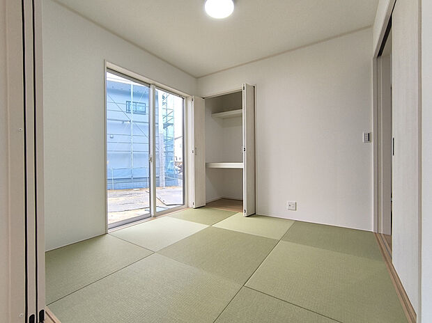 【【5号棟 和室】】4.5帖の和室は子育てにも来客にも、老後の寝室代わりにもあると便利なマルチスペース!扉の開け閉めで、リビングと一体の空間として使ったり、完全に仕切ったりもできます。