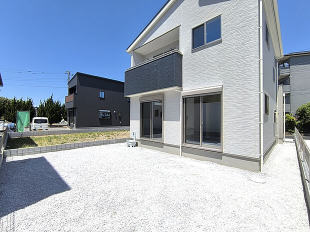 【【3号棟・外観】】隣の建物との間隔がしっかりと確保された、ゆとりあるお庭スペース！南側からの陽当たりを遮ることなく室内に心地よい光を届けます♪敷地内にゆとりがあるため、周囲を気にせずのびのび遊べます！