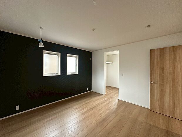 【宮内3丁目2区画　1号棟　8帖洋室】8帖の洋室はゆったりと休める寝室向きです。奥にはウオークインクローゼットもあるのでお部屋が散らかることなく過ごせます！