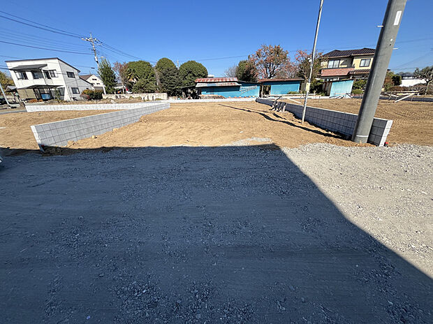 【【2号棟　現地写真】】駐車スペース6台分あり！土地82坪以上とゆとりある広さです！