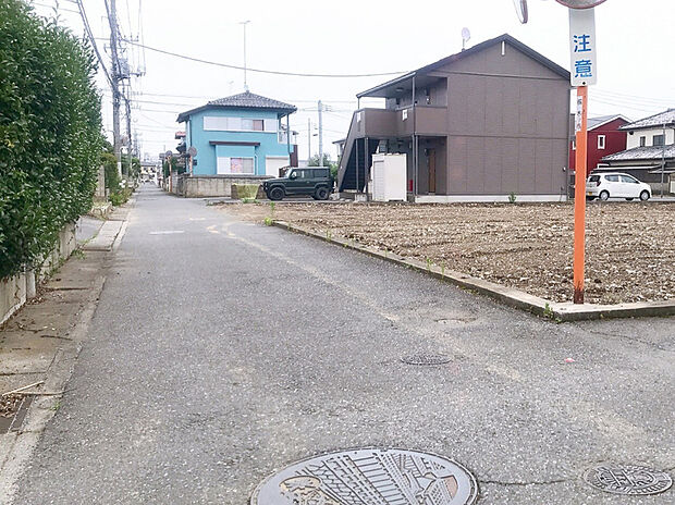 【【現地・前面道路】】道幅4ｍの公道に接道しています。（2024年7月撮影）
