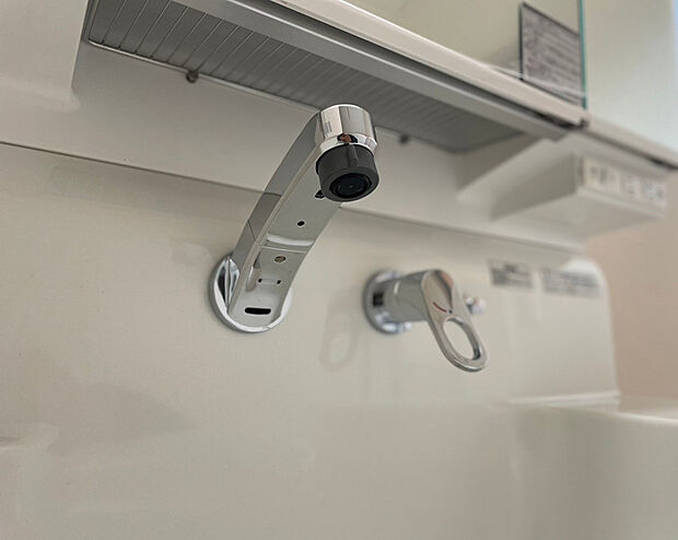 【【2号棟：洗面化粧台】】(同形状・同仕様写真)
壁だし水栓、根元は水も汚れもたまりにくく衛生的でお掃除もラクラク！毎日のお手入れが簡単です。