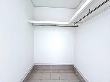 玄関横には土間収納付♪
また各部屋に収納をしっかり確保。お部屋ごとに整理整頓がしやすく、住まい全体をすっきりと保てる、使い勝手の良い間取りです。 