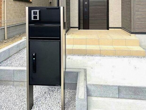 【【宅配ボックス搭載門柱】】宅配便を無人で受け取れる宅配ボックスを搭載した門柱。
受取の捺印を代行してくれるので、時間指定や再配達といった手間を気にせずお荷物を受け取れます。