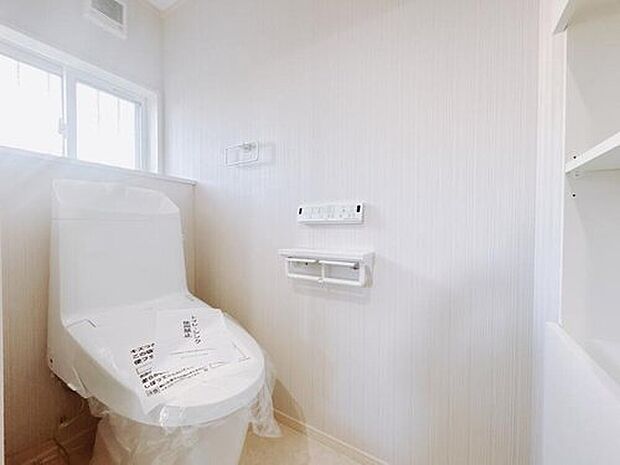 【【トイレ】】壁埋込の収納付きで、床に置く必要がないので衛生的です！
収納棚にペーパーや芳香剤、掃除用品をスッキリ片付けることができます♪