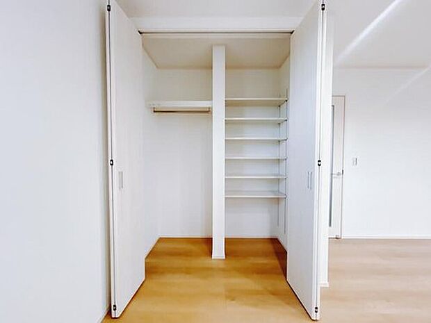 【【リビング収納】】リビングには、上着や書類、共用で使う小物などがすっきりと収まる収納が備え付けられています！