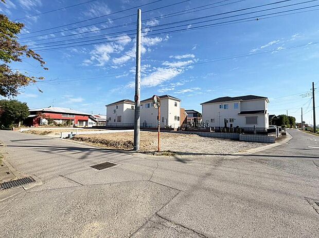 【【現地写真】】ゆとりある道幅の道路に接道しています。（2025/11/14撮影）