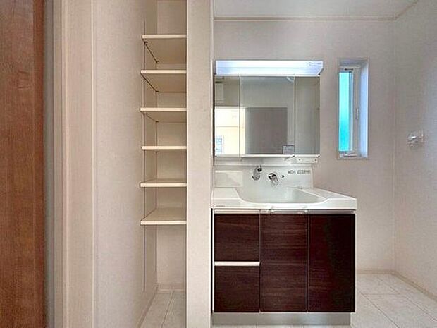 【【7号棟 洗面室】】壁から水栓などが出ている為水滴が溜まらずお掃除も簡単です。鏡裏収納の中央の金網部分では濡れたコップなどがそのまま置けて乾かせられます。可動棚板付収納も完備。