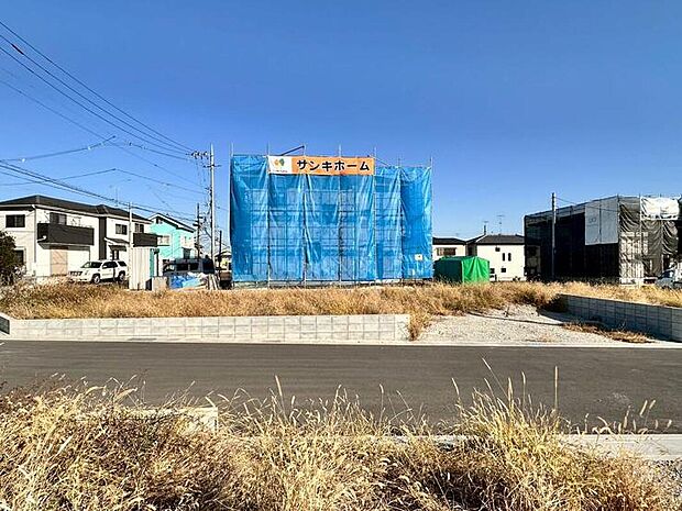 【【2号棟 現地写真】】土地約58坪!カースペースは2台分確保しております。
ただいま建築中です!(2025.12.08撮影)