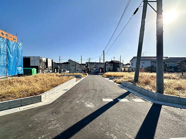 【【2号棟 前面道路】】西側 幅6.0mあり、お車の出し入れもうスムーズに行えます♪(2025.12.08撮影)