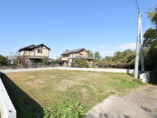 【【1号棟:現地写真】】68.6坪の広々とした敷地。東側4mの公道に接道しています。お庭も確保できる広さがあり、暮らしの中に楽しみが広がります。