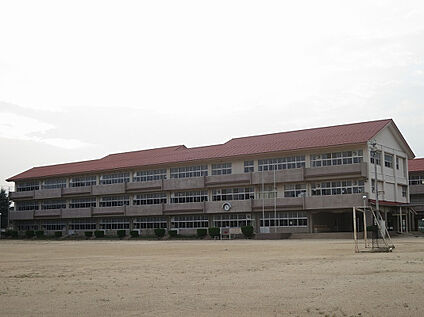 坂西中学校 約410ｍ～430m(徒歩約6分)