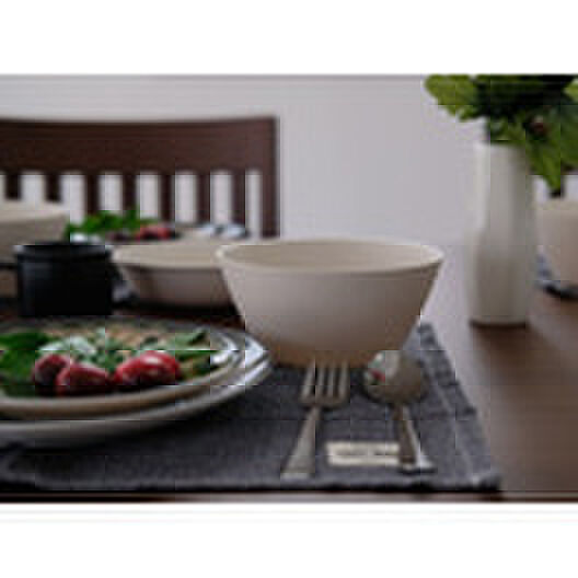 【【リビング】】２０帖あるリビングは南に面しており、明るい日差しが降り注ぐ居心地よい空間です。キッチンから見渡せるのも、忙しい奥様には嬉しい設計です。