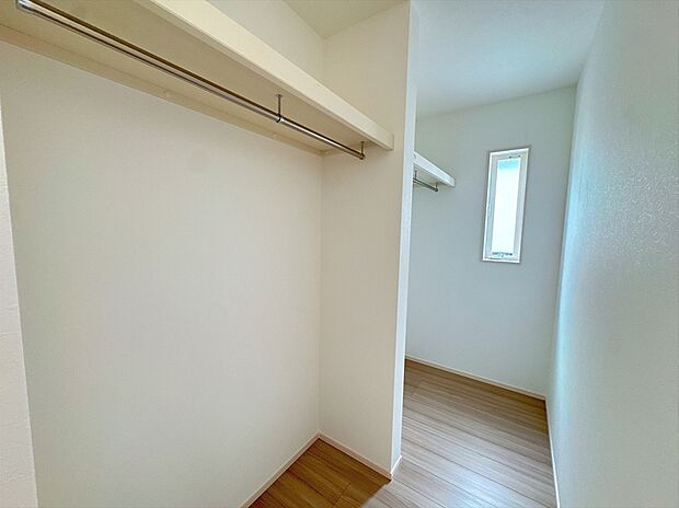 【【2号棟 主寝室WIC】】大きな収納なら服の収納はもちろん、生活しながら増えてきたものや、季節ものの雑貨、家電(扇風機や加湿器など)をしまえるので便利です。お部屋をすっきり、広く使うことができます。