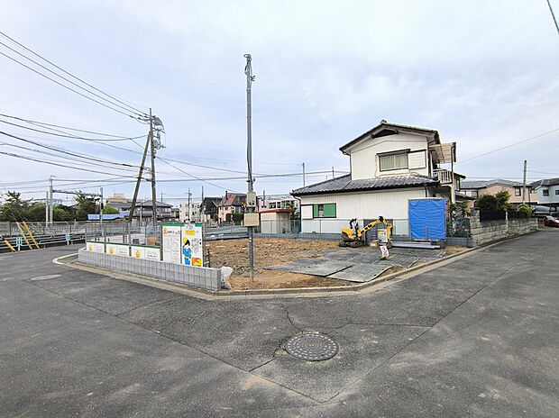 【【前面道路】】前面道路は交通量が少なく落ち着いて駐車が可能です!周辺も交通量が少ない住宅街のため、小さなお子様を育てるご家族も安心です♪
