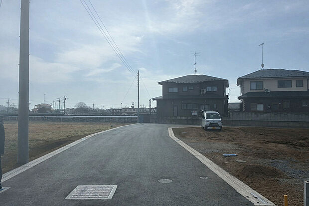 【【4号棟　前面道路】】幅6.0ｍとゆとりがあり、お車の出し入れもスムーズに行えます♪（2026年3月撮影）


