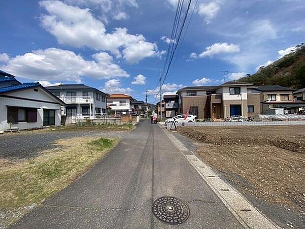 【【前面道路】】西側道路 幅員4.0mの公道に接道しています。閑静な住宅地に立地し、周辺交通量も少なめのため、お車の出し入れも落ち着いて行えます。