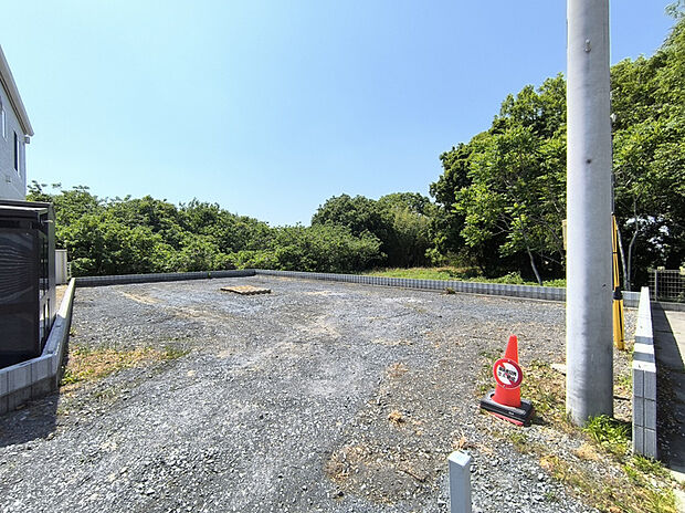 【【現地写真】】広々76坪超の敷地！駐車スペースはもちろん、お庭もしっかり確保しました。ガーデニングやBBQなど趣味の時間も充実します♪