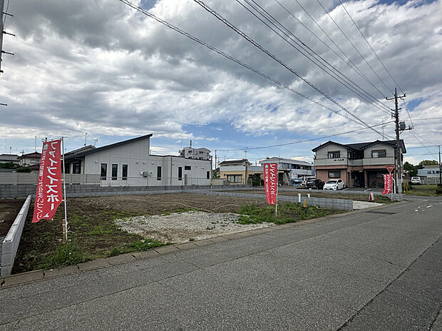 【【2号棟　現地写真】】土地60坪！駐車スペースやお庭を備えた、のびのび暮らせる住環境です♪