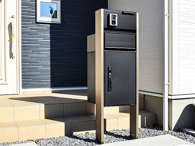 【【設備画像 宅配ボックス】】メール便・宅配便両方に対応した宅配ボックス搭載門柱。万が一お家にいない時でも荷物を受け取れるので安心です。室内のモニターから来訪者を確認できる、テレビドアホン付き。