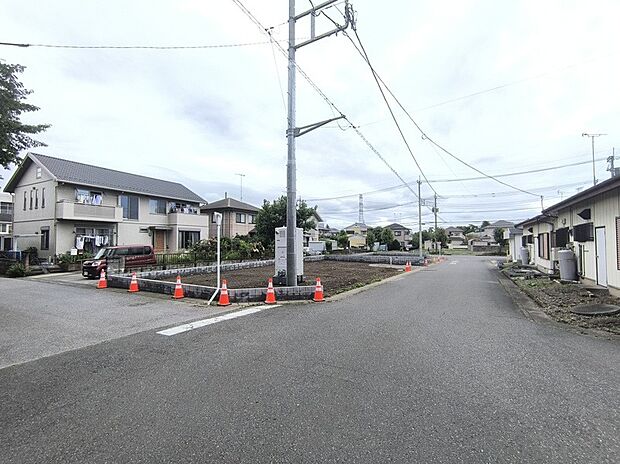 【【1号棟 前面道路】】南側と西側、幅5.9m以上の公道に接道しています。ゆとりある道幅でお車の出し入れも落ち着いて行うことができます。