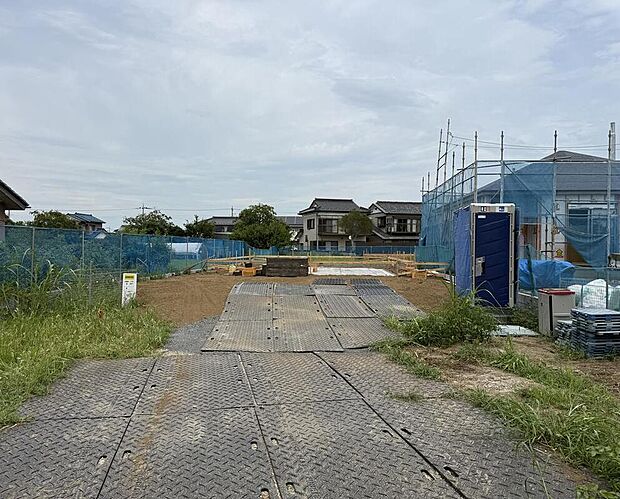 【【5号棟 現地写真】】プライバシーを守りやすい奥まった敷地ながら、広々とした駐車スペースには最大8台の駐車が可能です♪