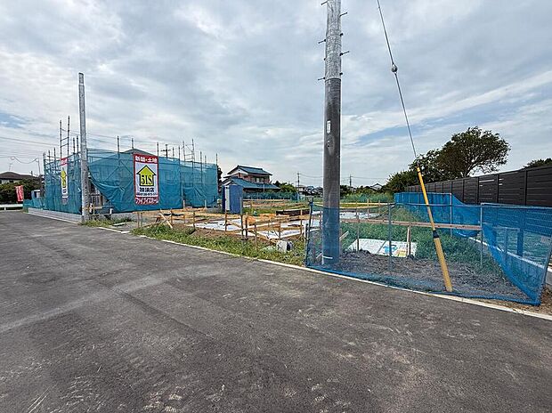 【【前面道路含む現地写真】】前面道路はゆとりのある幅で、お車の出し入れもスムーズに行えます♪