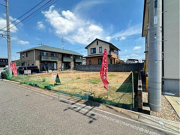 【【現地写真】】67.08坪のゆとりある敷地です。お車5台駐車可能。陽当り良好で、心地よい暮らしが叶います。