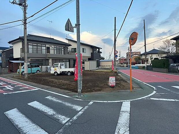 【【前面道路含む現地写真】】前面道路はゆとりのある幅で、お車の出し入れもスムーズです！敷地の南側と北西側の2方向から出入りできます◎